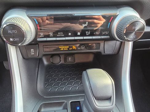 Used 2022 Toyota RAV4 LE image 21