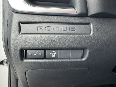 Used 2024 Nissan Rogue S image 40