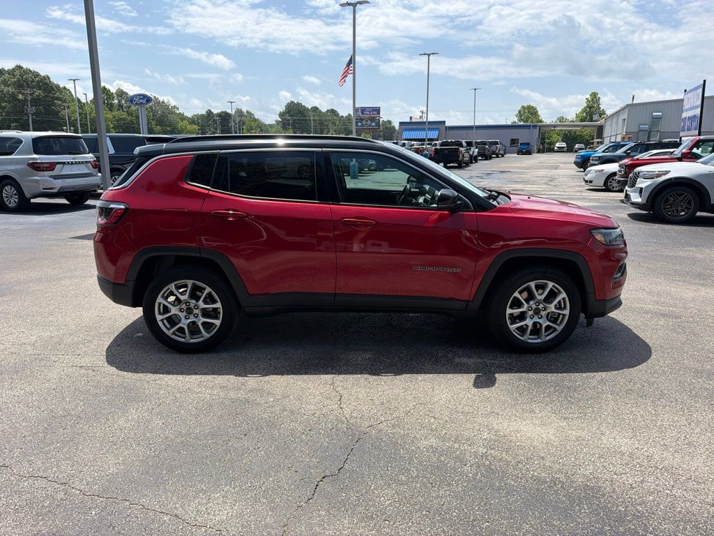 Used 2025 Jeep Compass Limited AWD/4WD image 2