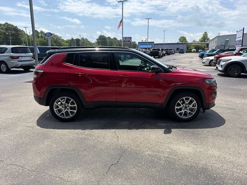 Used 2025 Jeep Compass Limited AWD/4WD image 2