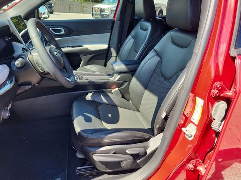 Used 2024 Jeep Compass Latitude image 13