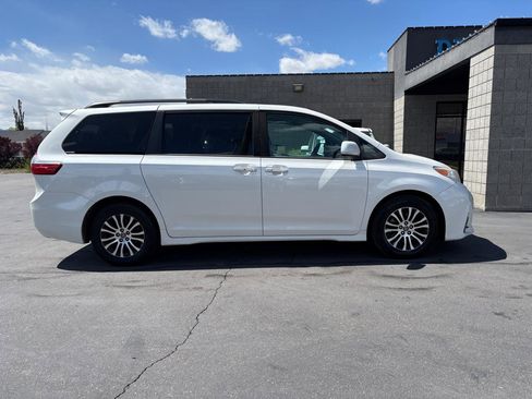 Used 2020 Toyota Sienna XLE w/ XLE Navigation Package FWD image 4