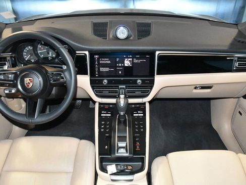Certified 2025 Porsche Macan AWD/4WD image 9
