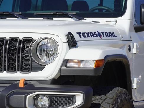 Used 2025 Jeep Gladiator Sport AWD/4WD image 4