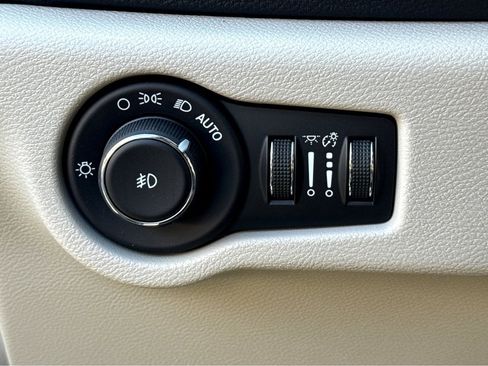 Used 2017 Chrysler Pacifica Limited image 17