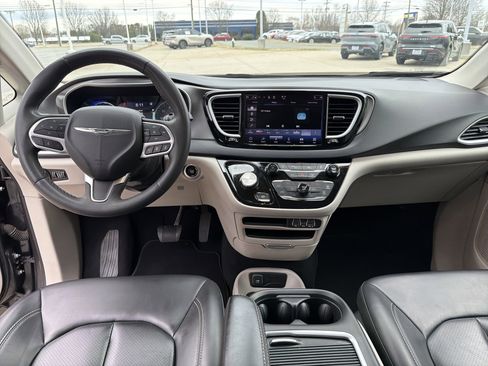 Used 2023 Chrysler Pacifica Touring-L image 19