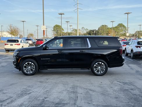 Used 2025 Chevrolet Suburban LT image 11