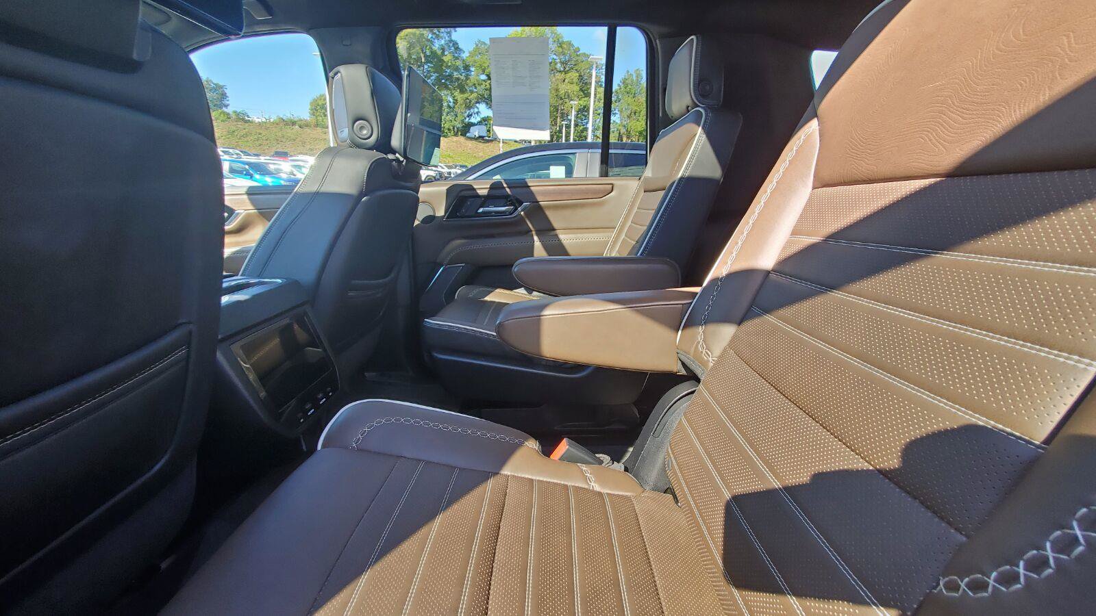Used 2025 GMC Yukon XL Denali Ultimate w/ LPO, Floor Liner Package AWD/4WD image 5