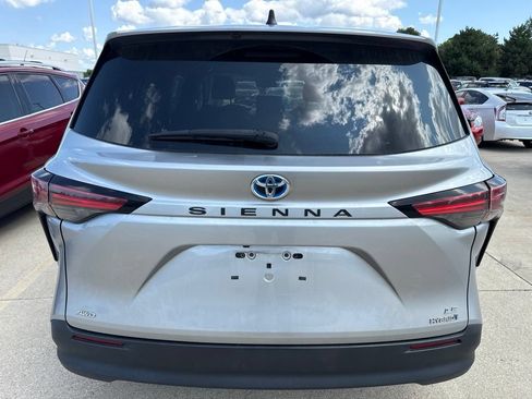 Used 2022 Toyota Sienna LE AWD/4WD image 5