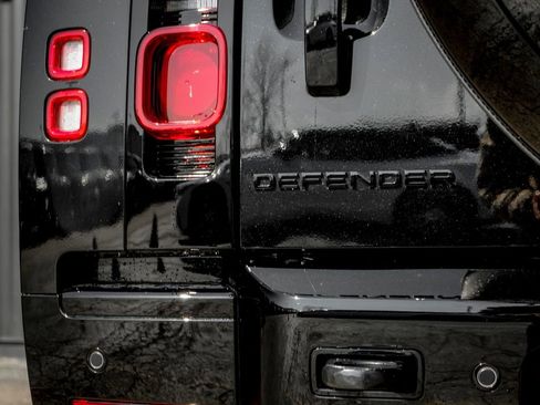 Used 2025 Land Rover Defender 130 X-Dynamic SE image 7