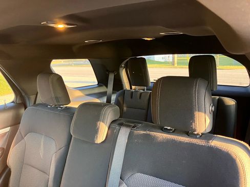 Used 2017 Ford Explorer XLT image 14