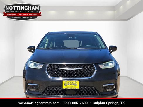 Used 2023 Chrysler Pacifica Touring-L FWD image 2