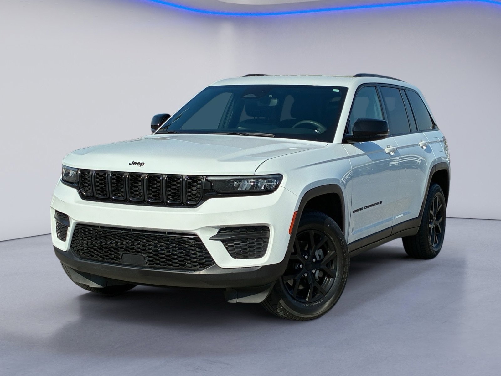 Used 2024 Jeep Grand Cherokee Altitude RWD image 2