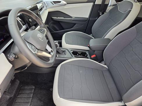 New 2026 Volkswagen Taos SE FWD image 11