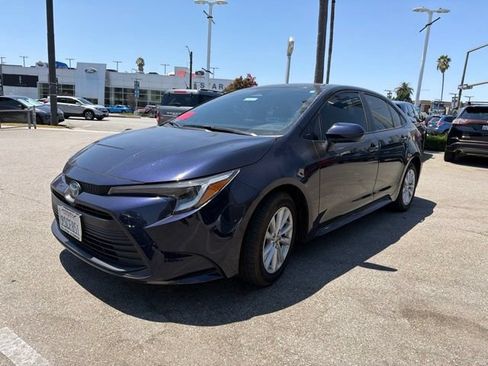 Used 2025 Toyota Corolla LE w/ LE Premium Package FWD image 3