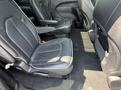 Used 2025 Chrysler Pacifica Limited FWD image 19