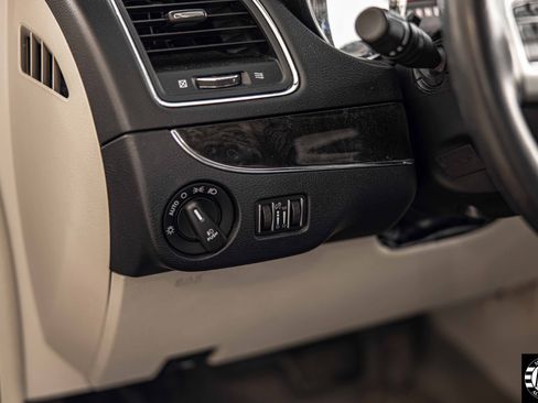 Used 2015 Chrysler Town & Country Touring-L w/ Driver Convenience Group image 33