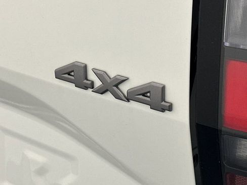 Used 2025 Nissan Frontier SV w/ SV Convenience Package image 19