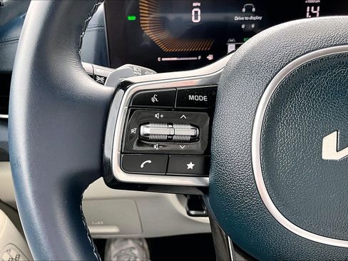 Used 2026 Kia Carnival EX image 23