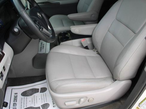 Used 2015 Toyota Sienna XLE FWD image 12