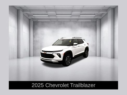 Used 2025 Chevrolet TrailBlazer LT AWD/4WD image 1