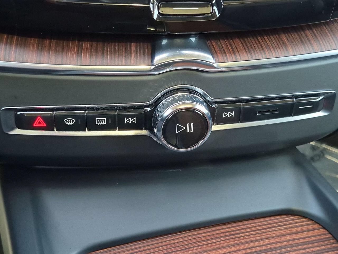 Certified 2024 Volvo XC60 B5 Plus AWD/4WD image 18