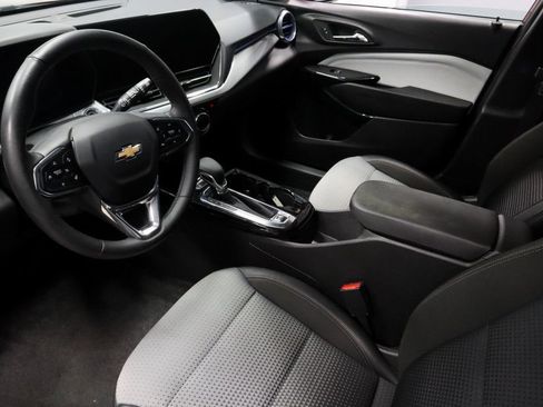 Used 2025 Chevrolet Trax LT w/ LT Convenience Package image 24