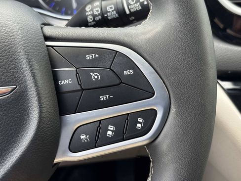 Used 2024 Chrysler Pacifica Touring-L FWD image 26