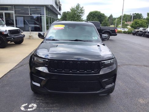 Certified 2025 Jeep Grand Cherokee Altitude AWD/4WD image 2
