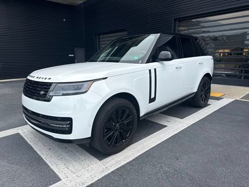 Used 2025 Land Rover Range Rover SE AWD/4WD image 1