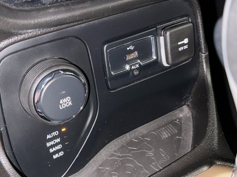 Used 2016 Jeep Renegade Latitude w/ Cold Weather Group image 34