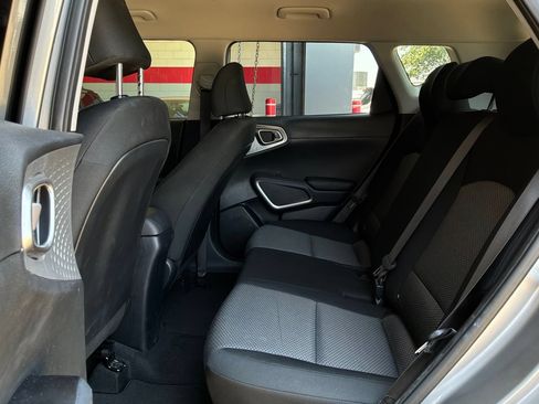 Used 2025 Kia Soul LX w/ LX Technology Package FWD image 11