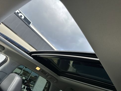 Used 2023 Nissan Pathfinder Platinum image 11