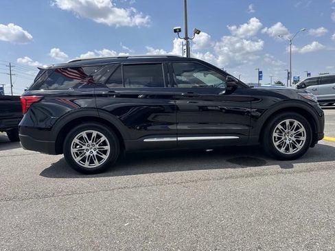 Used 2025 Ford Explorer Platinum RWD image 4