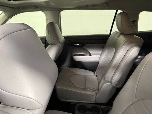 Used 2022 Toyota Highlander XLE image 34