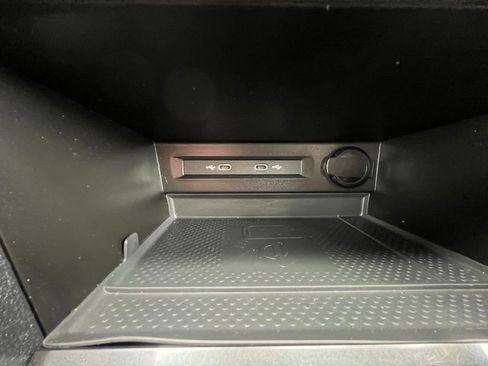 Used 2023 Volkswagen Tiguan SE image 14