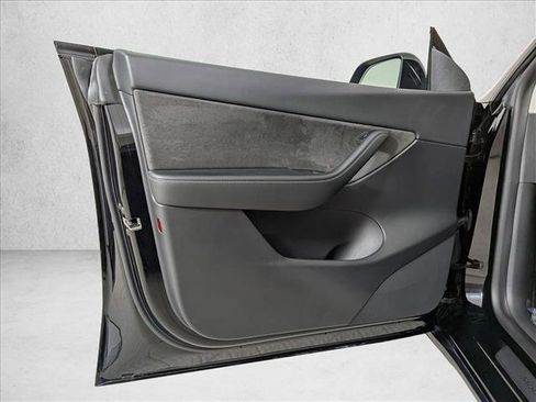 Used 2022 Tesla Model Y Performance image 12