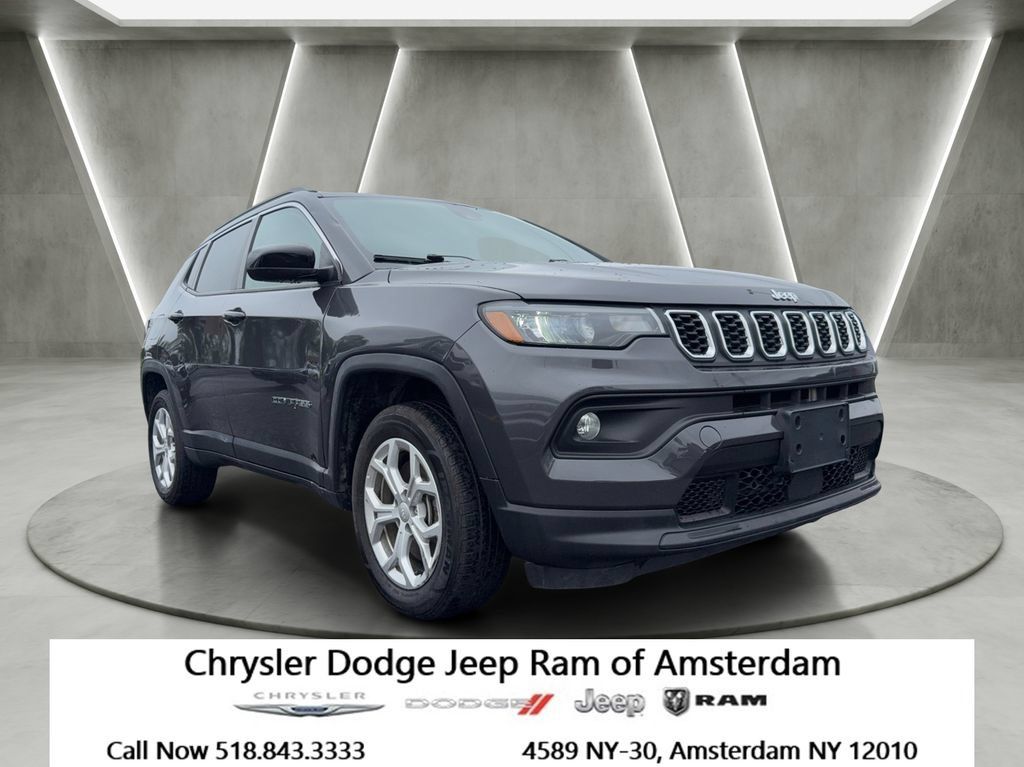 Used 2024 Jeep Compass Latitude AWD/4WD image 1