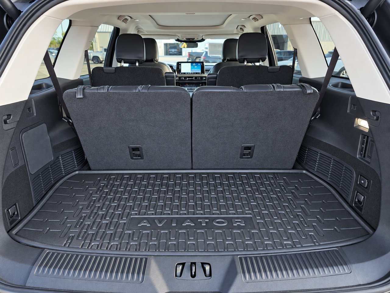 Used 2025 Lincoln Aviator AWD image 30