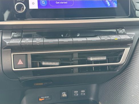 Used 2025 Toyota Camry SE w/ Convenience Package image 32