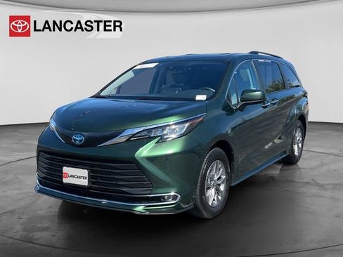 Certified 2023 Toyota Sienna XLE FWD image 3