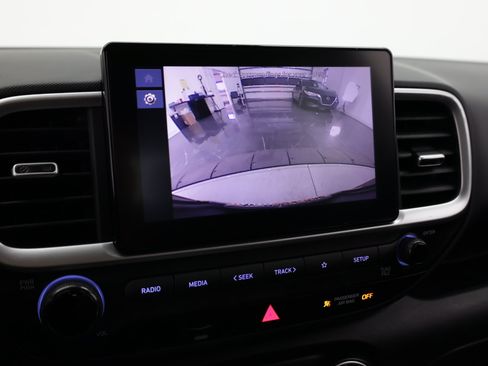 Used 2023 Hyundai Venue SE FWD image 17