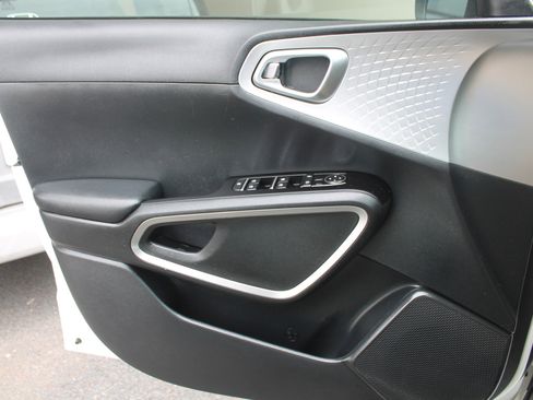 Used 2022 Kia Soul LX FWD image 12