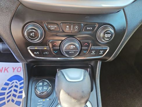 Used 2015 Jeep Cherokee Trailhawk w/ Comfort/Convenience Group AWD/4WD image 18
