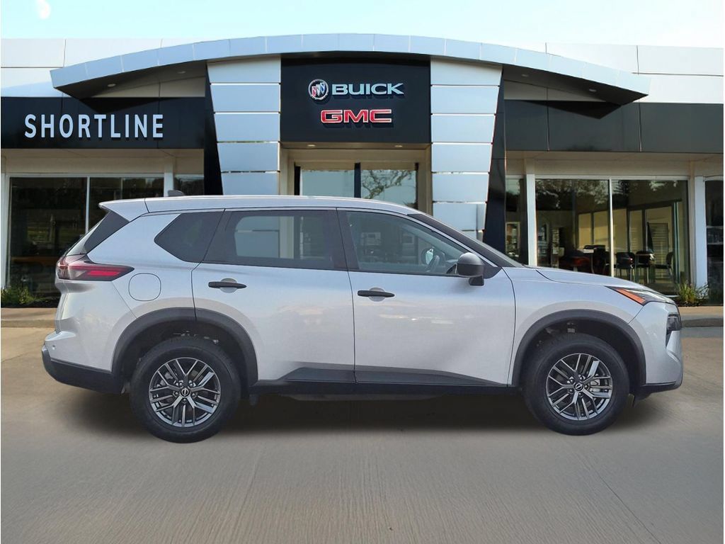 Used 2024 Nissan Rogue S AWD/4WD image 2