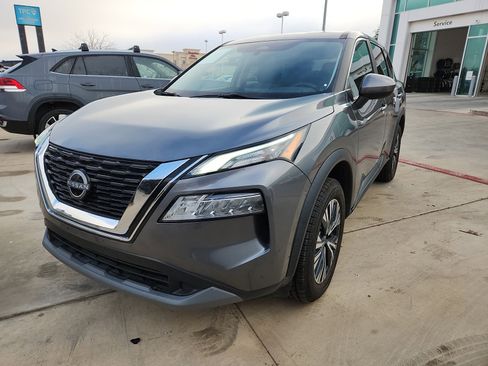 Used 2023 Nissan Rogue SV image 3