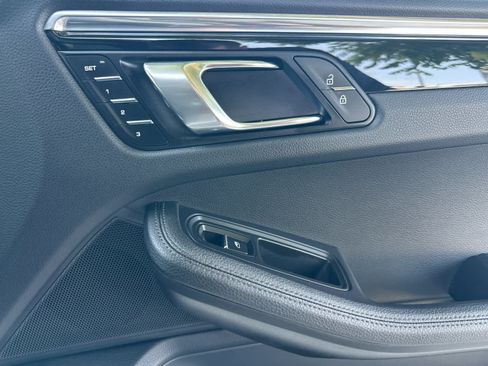 Certified 2025 Porsche Macan AWD/4WD image 19
