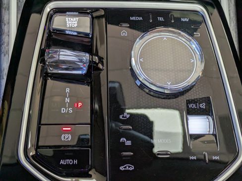 Used 2023 BMW 740i image 27