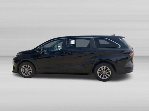 Used 2025 Toyota Sienna LE FWD image 8