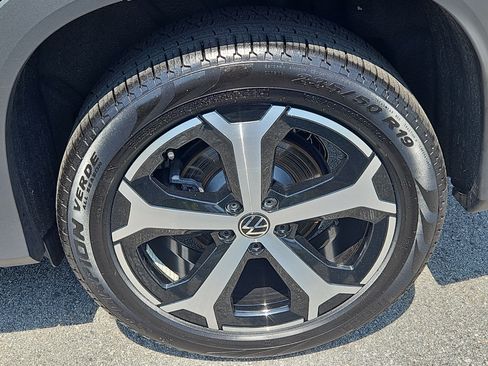 Certified 2025 Volkswagen Tiguan SE AWD/4WD image 26
